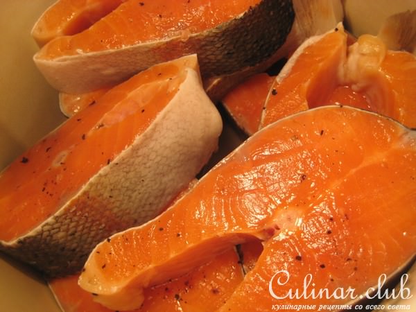 Форель под белым соусом с рисом карри.