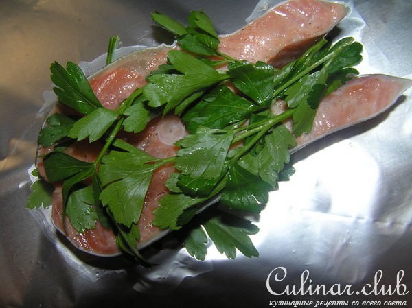 Лосось с соусом из шпината