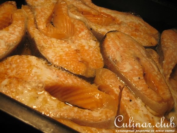 Форель под белым соусом с рисом карри.