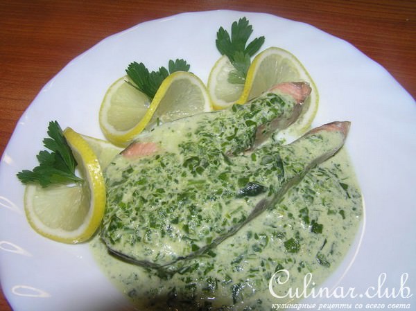 Лосось с соусом из шпината