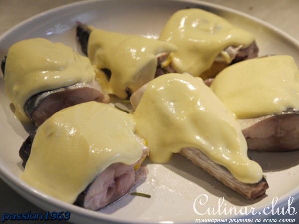 Запеченная под йогуртовым соусом лимонно-розмариновая скумбрия