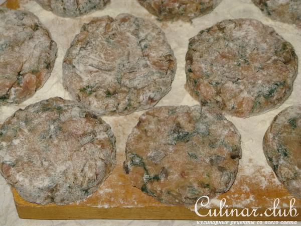 Биточки из копченой горбуши со шпинатом и грибами