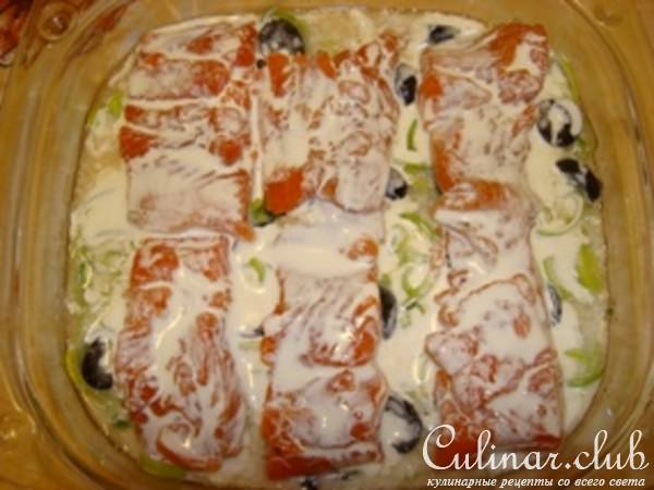 Форель в белом вине с луком-пореем.