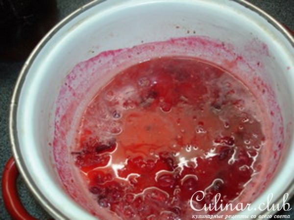 Сом под клюквенным соусом