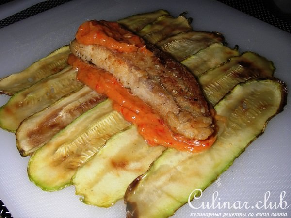 Тилапия запеченная с кабачками и соусом из айвы