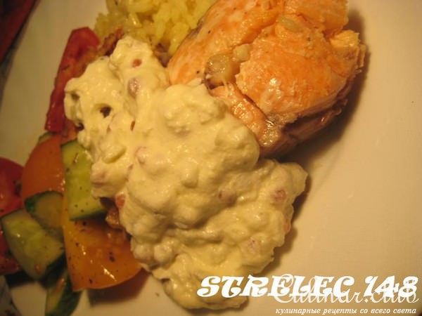 Форель под белым соусом с рисом карри.