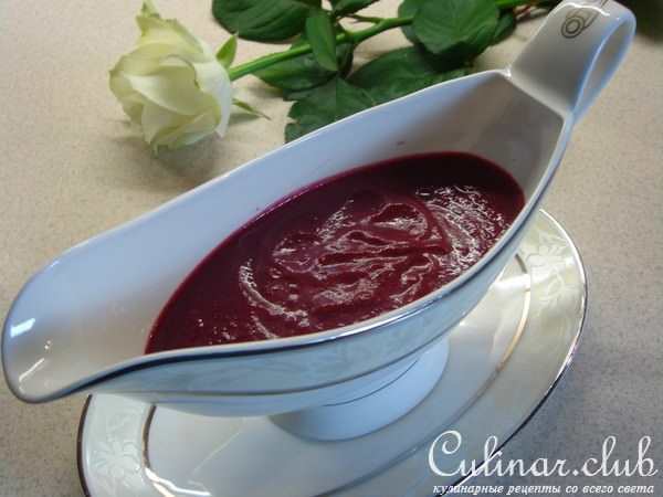 Белая рыба с соусом из свеклы и чипсами.