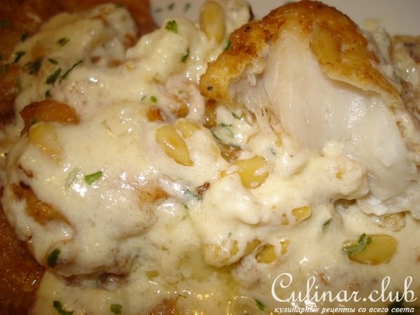 Рыба с сырным соусом и кедровыми орешками