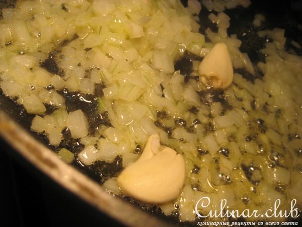 Форель под белым соусом с рисом карри.