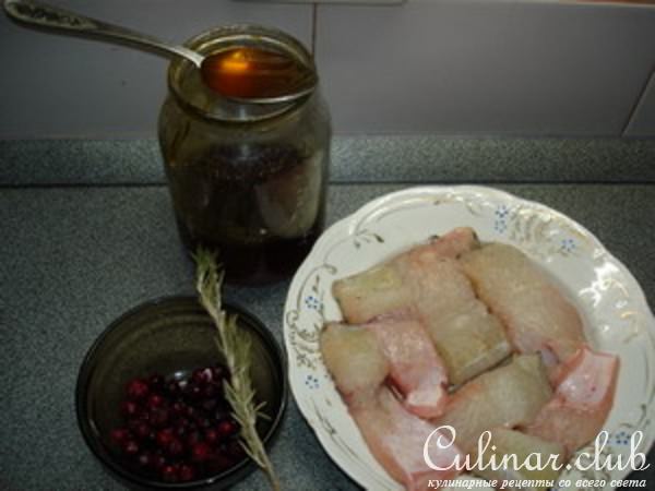 Сом под клюквенным соусом