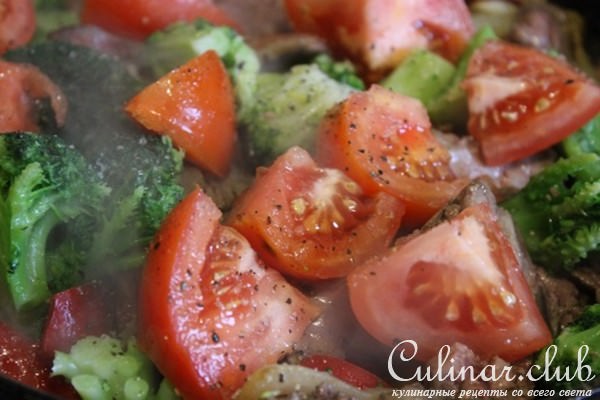 Куриная печень тушеная с овощами