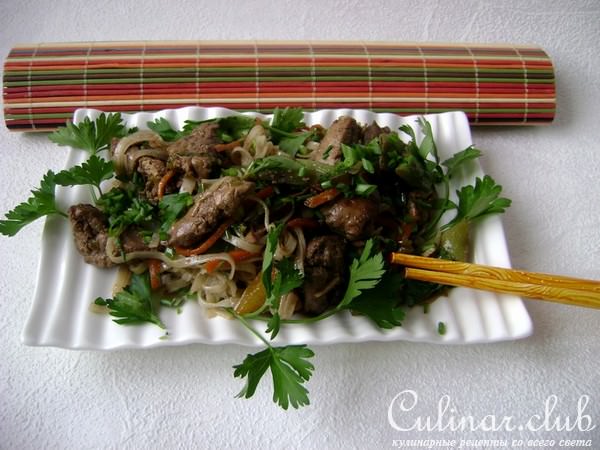 Куриная печень с овощами и рисовой лапшой.
