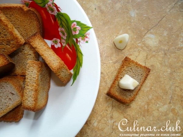 Закусочные тосты с овощами и сардиной