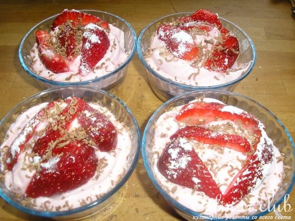 Десерт с клубникой