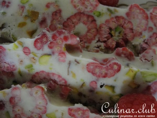 Мороженное с малиной и фисташками