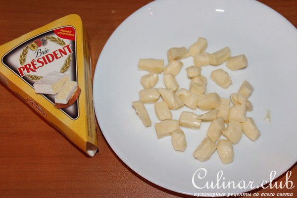 Банан с сыром бри и земляникой