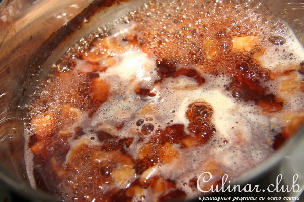 Сырники с фисташками и с соусом из инжира и красного вина.