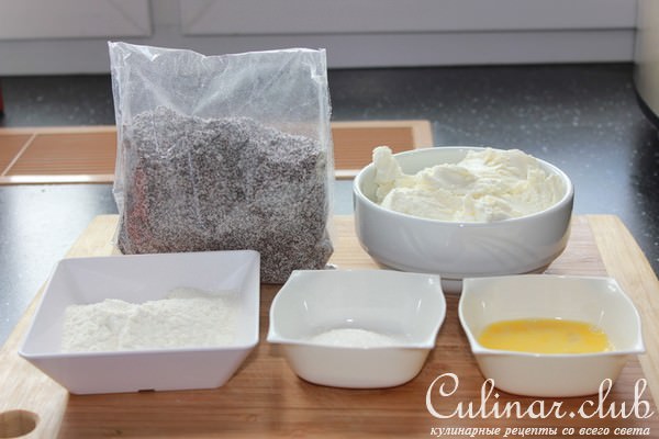 Ленивые вареники с маком и клубничным соусом