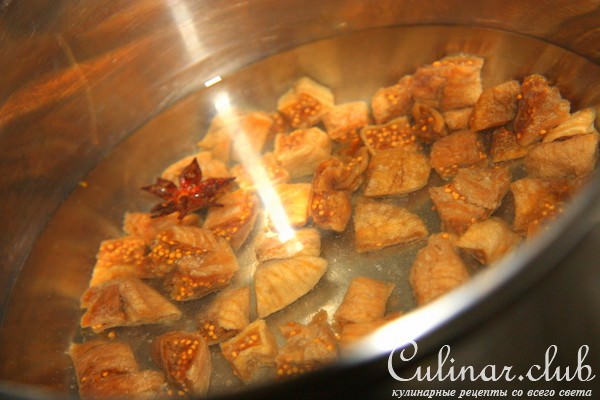 Сырники с фисташками и с соусом из инжира и красного вина.