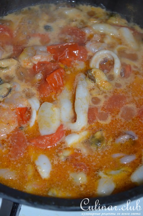 Спагетти с морепродуктами и помидорами черри