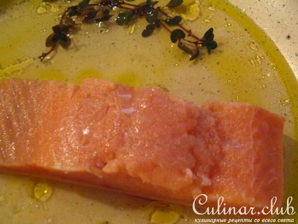 Лосось под кунжутно-пряным соусом и легкий средиземноморский салатик