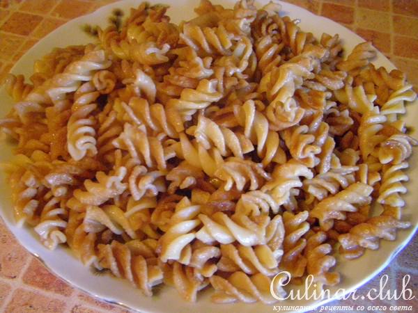 Жареные макароны с соусом из мацони