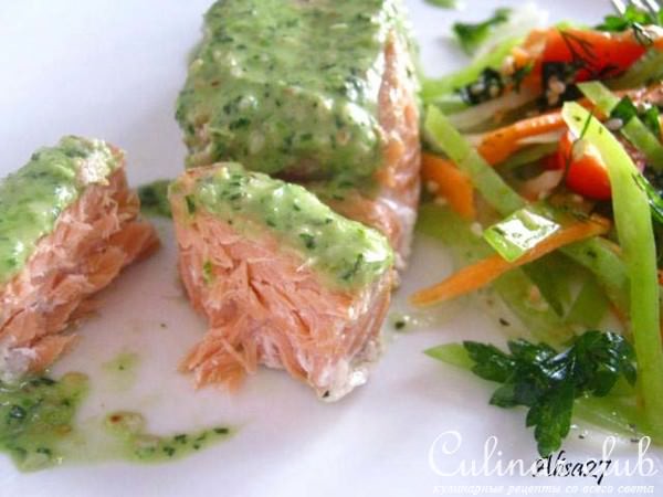 Лосось под кунжутно-пряным соусом и легкий средиземноморский салатик