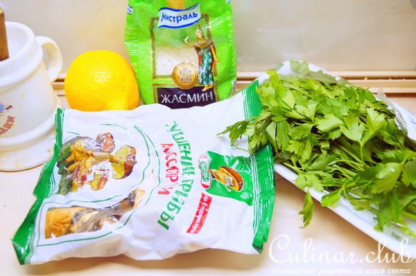 Запечённый лимонный рис с лесными грибами и чесночным маслом.