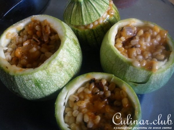 Кабачки, фаршированные перловкой