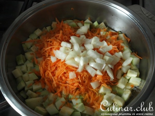 Вкусный рис под "шубой" из перца и помидор на овощной "подушке"