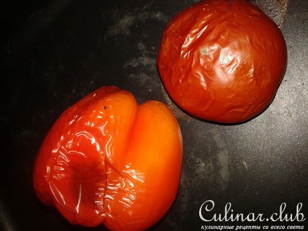 Злаковая каша с овощами, грибами И соусом из печеного перца и томатов.