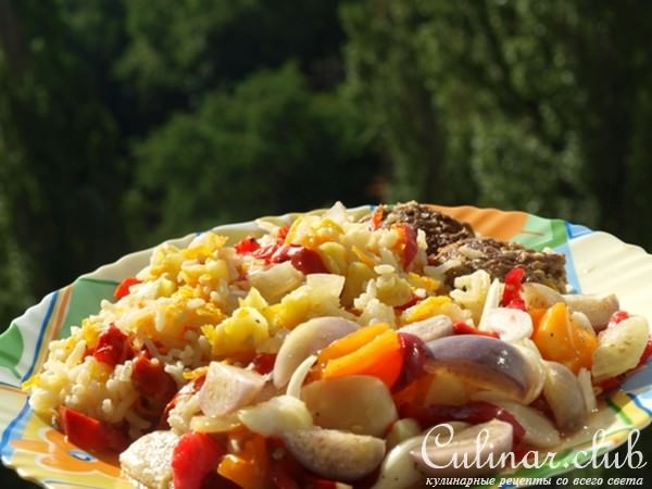Вкусный рис под "шубой" из перца и помидор на овощной "подушке"