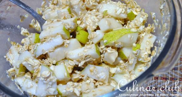 Геркулесовая груша под облаками.