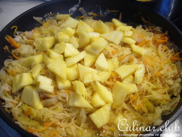 Тушеная квашеная капуста с вином и ананасами