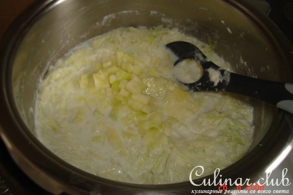 Капустные оладьи с яблочком