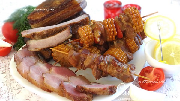 Копчености - свиная грудинка и куриные шпажки с кукурузой - все на пикник!