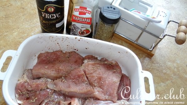 Свинина в панировке с розмарином, помидором и сыром