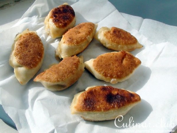 Закусочные пирожки с картошкой и грибами из пельменного теста.