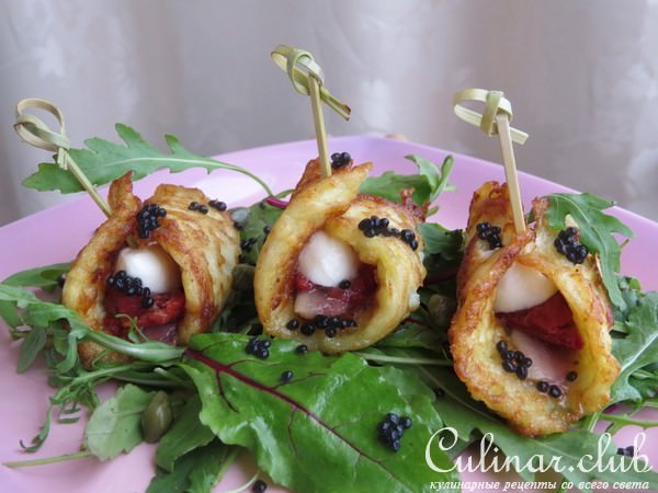Картофельные оладьи с анчоусами. моцареллой и вялеными томатами