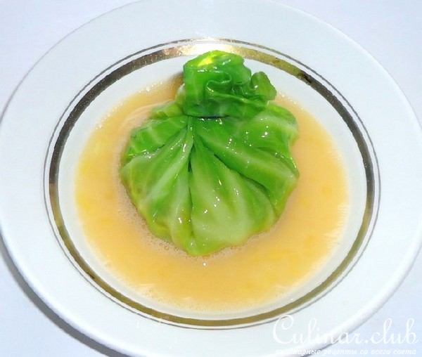 Капустные мешочки с диким рисом, овощами, грибами, мясом и без мяса