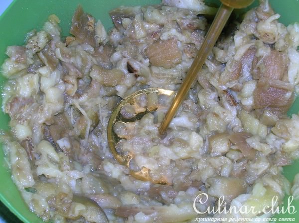 Баклажанная закуска с зеленым горошком и кинзой в йогуртовой заправке