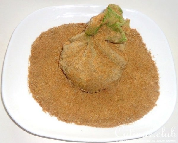 Капустные мешочки с диким рисом, овощами, грибами, мясом и без мяса