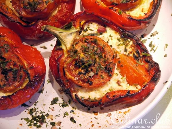 Запеченная паприка с брынзой и помидорами