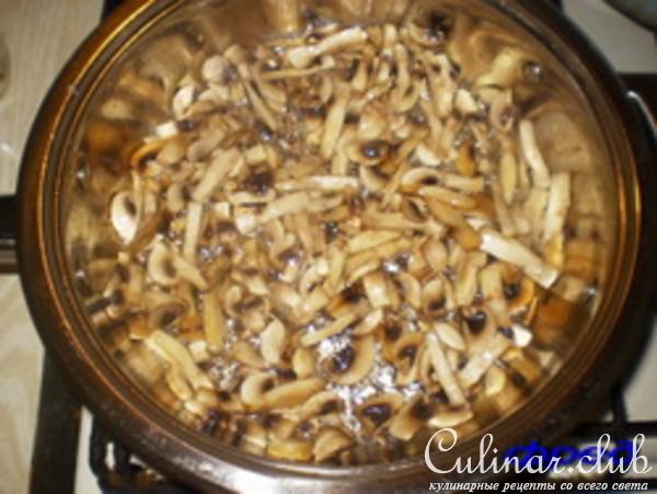 Морской окунь с грибами и креветками