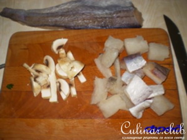 Морской окунь с грибами и креветками