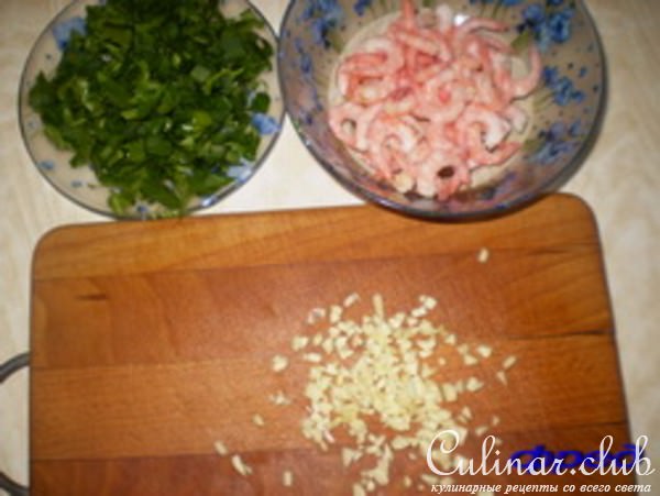 Морской окунь с грибами и креветками