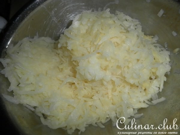 Картофельный рулет с лососем и сыром