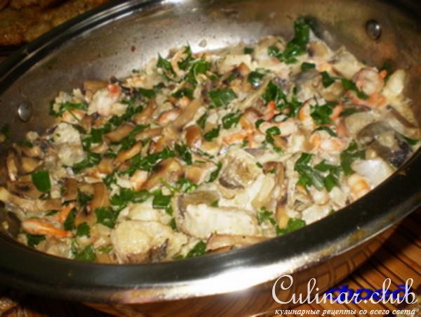 Морской окунь с грибами и креветками