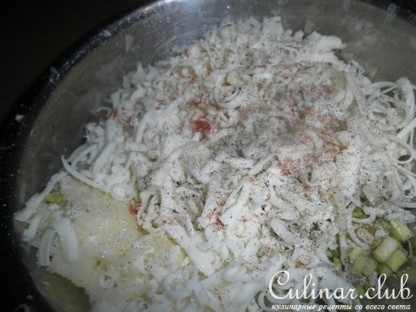 Картофельный рулет с лососем и сыром