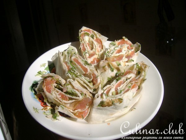 Лаваш фаршированный форелью с огурцом
